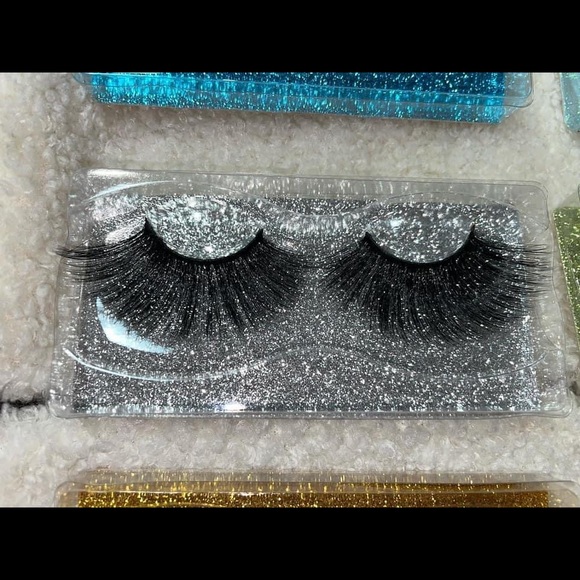 I’m selling lashes comes with candy and a spoolie and tweezers - Picture 9 of 13